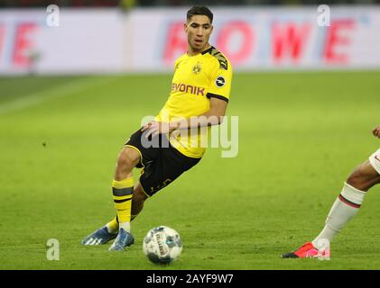 Dortmund, Deutschland. Februar 2020. Firo: 14.02.2020 Fußball, 2019/2020 1.Bundesliga: BVB Borussia Dortmund - Eintracht Frankfurt 4: 0 EINZELAKTION, Achraf Hakimi Nutzung weltweit Credit: Dpa / Alamy Live News Stockfoto