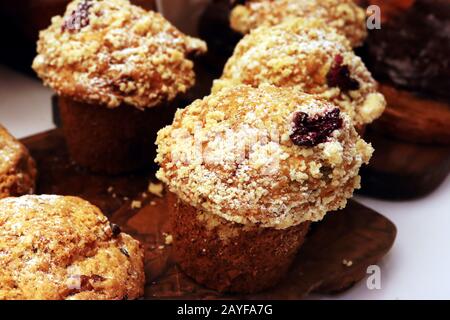 Hausgemachte Blaubeer-Muffins mit Puderzucker auf Holztabletts Stockfoto