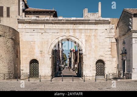 Der alte Triumphbogen des Kaiser Augustus in Fano, Provinz Pesaro-Urbino, Marken, Italien. Stockfoto