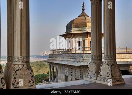 Musamman burj Dome und Taj Mahal, Agra Fort, Agra, Uttar Pradesh, Indien Stockfoto