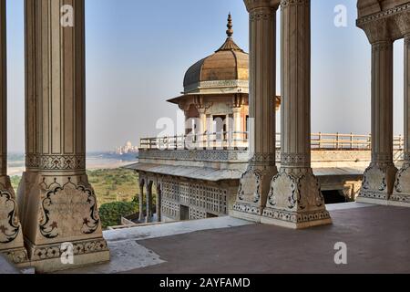 Musamman burj Dome und Taj Mahal, Agra Fort, Agra, Uttar Pradesh, Indien Stockfoto