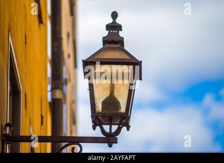 Retro-Laterne auf einer der Straßen der Altstadt von Stockholm. Stockfoto