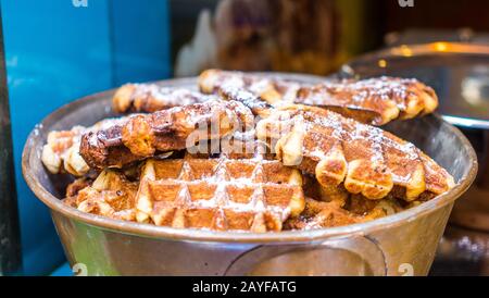 Wiener Waffeln auf einem Tablett in einem Eimer einer Konditorei. Stockfoto