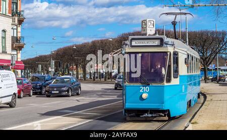 April 2018 In Stockholm, Schweden Statt. Blaue Straßenbahn auf einer der Straßen Stockholms bei klarem Wetter im Frühjahr. Stockfoto