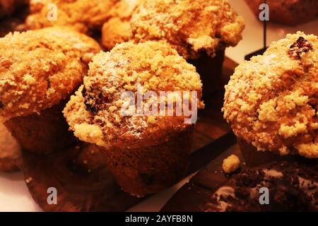 Hausgemachte Blaubeer-Muffins mit Puderzucker auf Holztabletts Stockfoto
