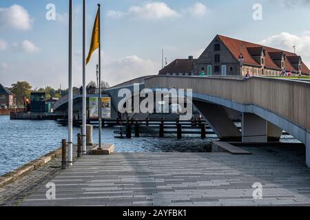 Inderhavnsbroen, Inner Harbor Bridge. Fußgänger- und Radfahrerbrücke, die Nyhavn und Christianshavn, Kopenhagen, Dänemark verbindet Stockfoto