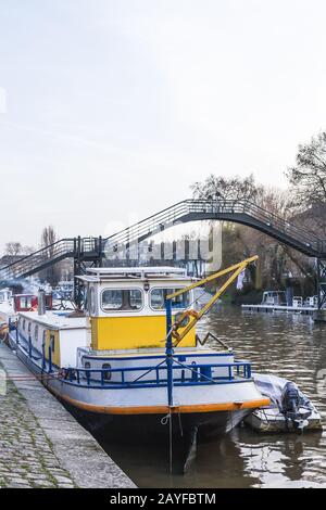 Gelbes und blaues Boot auf dem Erdre Fluss in Nantes, Frankreich Stockfoto