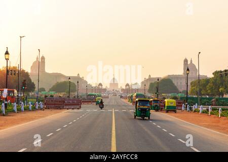 Sunset Traffic in Neu-Delhi, Tuc Tuc Cars auf der Straße zur Präsidentenresidenz Stockfoto