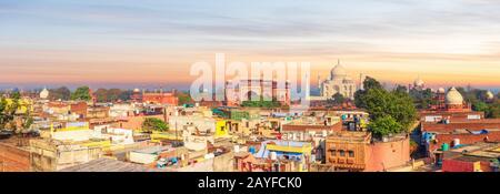 Sonnenuntergang in Agra, wunderschönes Panorama mit schlechten Bezirksgebäuden und Taj Mahal im Hintergrund, Indien Stockfoto