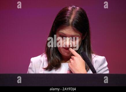 Kandidatin der Labour-Führung, Lisa Nandy, während der Labour-Führung im SEC-Zentrum in Glasgow hustet. Stockfoto