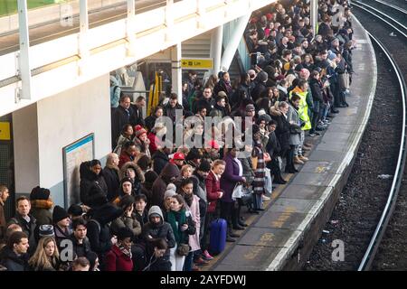 Ein sehr überfüllter Bahnsteig mit Pendlern, die versuchen, in einem Zug Platz zu finden, um nach London zu kommen Stockfoto