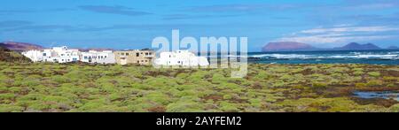Wunderschöner Panoramablick auf das Dorf Orzola auf der Insel Lanzarote mit der Insel La Graciosa im Hintergrund Stockfoto