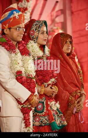 Brautpaar mit Gästen auf traditioneller indischer Hochzeit, Jodhpur, Rajasthan, Indien Stockfoto