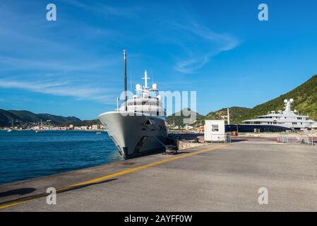 ST John's, Antigua und Barbuda - 18. Dezember 2018: Private weiße Luxusmotoryacht Axioma moored auf der karibischen Insel Antigua und Barbuda. Stockfoto