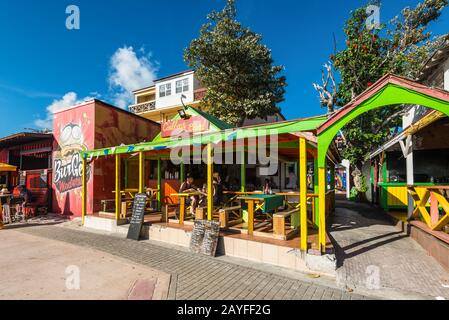 Philipsburg, St. Maarten - 17. Dezember 2018: Beach Front Caribbean Blend Restaurant (karibische Küche) auf der Insel Sint Maarten - Saint Martin, Net Stockfoto