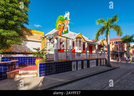 Philipsburg, St. Maarten - 17. Dezember 2018: L'Escargot Restaurant in Philipsburg, St Maarten, Heimat der feinen französischen Küche, Kabarett und Schnecken in IS Stockfoto