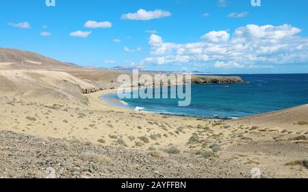 Schöner Blick auf den Strand Caleta del Congrio, Lanzarote, Spanien Stockfoto