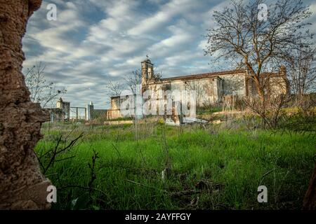 Verlassene Kirchenruine und Friedhofsüberwucherte Landschaft Verloren Orte Stockfoto