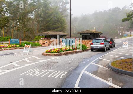 Highway 1 Gate zum 17-Mile Drive, einer 27 km langen, malerischen Straße durch Pebble Beach und Pacific Grove auf der Monterey-Halbinsel im Zentrum der kalifornischen USA Stockfoto