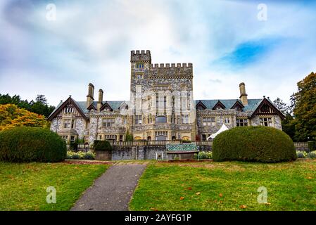 Victoria British Columbia Kanada 21. Oktober 2012: Hatley Park National Historic Site, Hatley Castle an einem bewölkten Herbsttag, British Columbia, in Great Stockfoto