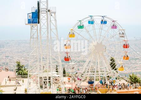 12. JULI 2018, BARCELONA, SPANIEN: Riesenrad in Tibidabo mit Panoramablick Stockfoto