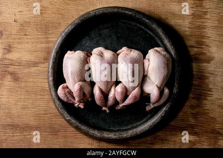 Unbehackte Raw Quails Stockfoto