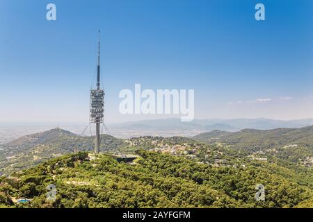 Fernsehturm auf dem Berg in Barcelona Stockfoto