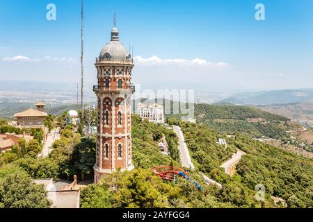 Der alte Wasserturm heißt Torre Dos Rius auf dem Tibidabo-Hügel in Barcelona Stockfoto