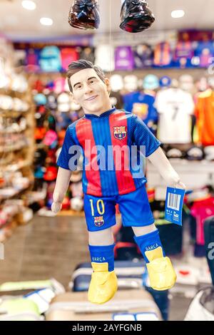 12. JULI 2018, BARCELONA, SPANIEN: Leo Messi Spielzeugpuppe als Souvenir im Laden Stockfoto