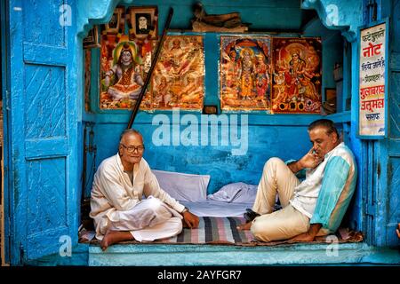 Zwei alte Männer in einem blauen Kasten, bunte Streetlife auf dem Markt von Jodhpur, Rajasthan, Indien Stockfoto