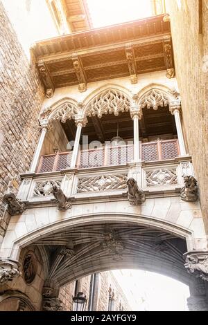 Barcelona, Spanien - 24. September 2016. Blick auf die Brücke Pont del Bisbe vom Palast des Generalitat zum Canon Haus in Barcelona, Spa Stockfoto
