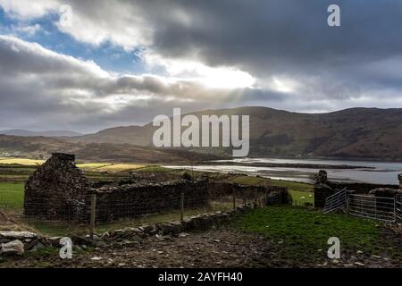 Alte Ruinen und Ackerland im ländlichen Irland, Ardara, County Donegal. Stockfoto