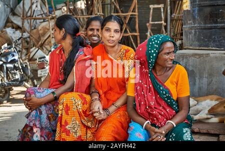 Schöne indische Frauen in farbenfrohen Saris, bunte Streetlife auf dem Markt von Jodhpur, Rajasthan, Indien Stockfoto