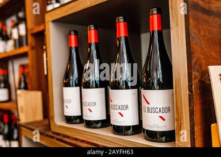 12. JULI 2018, BARCELONA, SPANIEN: Alkoholgeschäft mit spanischem Wein Stockfoto