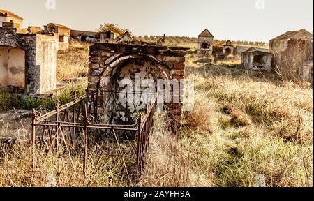 Verlassener Ruinenfriedhof und überwucherte Landschaft Natur Verloren Orte Stockfoto