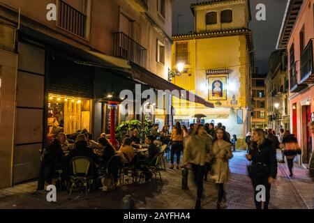 Nachtleben in Granada, einer Stadt im südspanischen Andalusien. Nachts lebhaft mit vielen Tapas-Bars und Restaurants im Freien auf dem Bürgersteig. Stockfoto