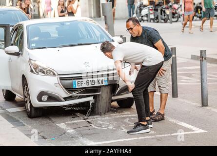 12. JULI 2018, BARCELONA, SPANIEN: Unfall im Straßen- und Verkehrsgeschehen in der Innenstadt - ein Auto stürzte in einen Strebepfeiler, der die Einfahrt in die Altstadt blockierte Stockfoto