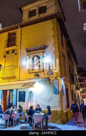 Nachtleben in Granada, einer Stadt im südspanischen Andalusien. Nachts lebhaft mit vielen Tapas-Bars und Restaurants im Freien auf dem Bürgersteig. Stockfoto