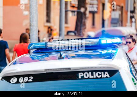 12. JULI 2018, BARCELONA, SPANIEN: Polizeiwagen in der Straße von Barcelona Stockfoto