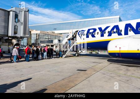 Passagiere steigen an Bord einer Ryanair Boeing 737-800 am Flughafen Málaga, Spanien Stockfoto