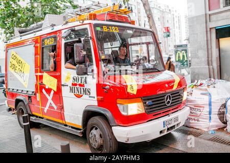 12. JULI 2018, BARCELONA, SPANIEN: Feuerwehrfahrzeug an der Straße von Barcelona Stockfoto