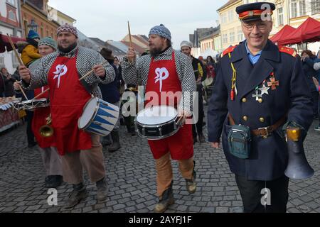 Ustek, Tschechien. Februar 2020. Die Menschen nehmen am Masopust-Karnevalsumzug in Ustek (Norden von Prag) in Tschechien Teil.Masopust, also Karneval in Tschechien, gilt als letzte Gelegenheit, vor Beginn der 40-tägigen Fastenzeit reiche Speisen zu feiern und zu essen. Ein universelles Merkmal von Maskottchen ist das tragen von Masken, das der Religionshistoriker Mircea Eliade aus dem 20. Jahrhundert für die Toten hielt, die wahrscheinlich zu dieser topsy-turvy Zeit in ihre Häuser zurückkehren werden. Auch als das neue Jahr am Frühlings-Tag gefeiert wurde, sollten diese Riten die Kraft stärken Stockfoto