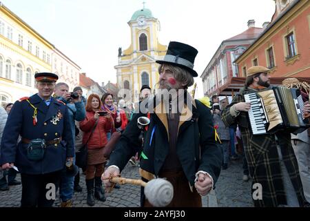 15. Februar 2020, Ustek, Tschechien: Die Menschen nehmen am Masovust-Karnevalsumzug in Ustek (nördlich von Prag) in Tschechien Teil...Masopust, also Karneval in Tschechien, gilt als letzte Gelegenheit, vor Beginn der 40-tägigen Leihfrist reiche Speisen zu feiern und zu essen. Ein universelles Merkmal von Maskottchen ist das tragen von Masken, das der Religionshistoriker Mircea Eliade aus dem 20. Jahrhundert für die Toten hielt, die wahrscheinlich zu dieser topsy-turvy Zeit in ihre Häuser zurückkehren werden. Auch als das neue Jahr am Frühlings-Tag gefeiert wurde, sollten diese Riten die Kraft stärken Stockfoto