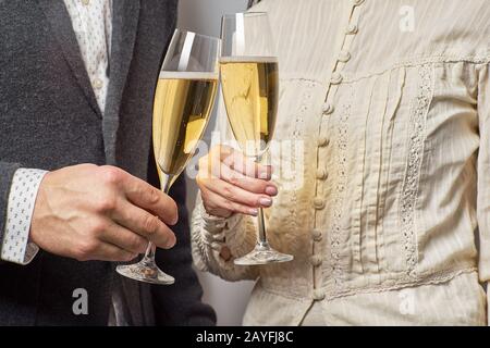 Die Hände von Männern und Frauen halten eine Gläser Champagner. Celebration Concept Stockfoto