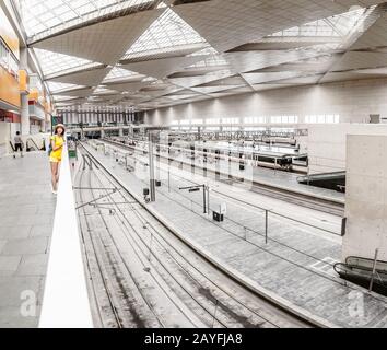 13. JULI 2018, ZARAGOZA, SPANIEN: Touristenfrau im Bahnhof Zaragoza Stockfoto