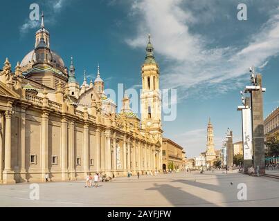 13. JULI 2018, ZARAGOZA, SPANIEN: Panoramaaussicht auf die Dombasilika del Pillar - Römisch-Katholische Kirche Stockfoto