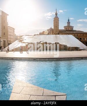 13. JULI 2018, ZARAGOZA, SPANIEN: Spanischer Brunnen (Fuente Hispanidad) auf dem zentralen Platz der Stadt Stockfoto