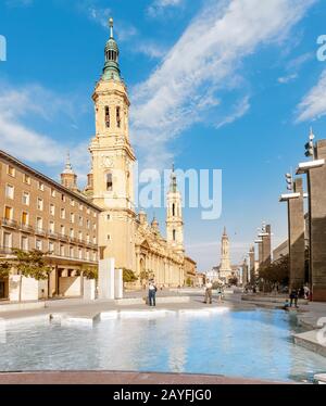 13. JULI 2018, ZARAGOZA, SPANIEN: Panoramaaussicht auf die Dombasilika del Pillar - Römisch-Katholische Kirche Stockfoto