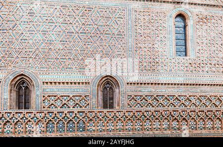 13. JULI 2018, ZARAGOZA, SPANIEN: Mudejar-Mauer in der Kathedrale von San Salvador Stockfoto