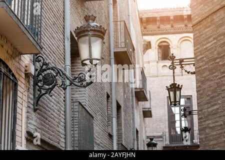 13. JULI 2018, ZARAGOZA, SPANIEN: Traditionelle Retro-Laterne an der kleinen Stadtstraße Stockfoto